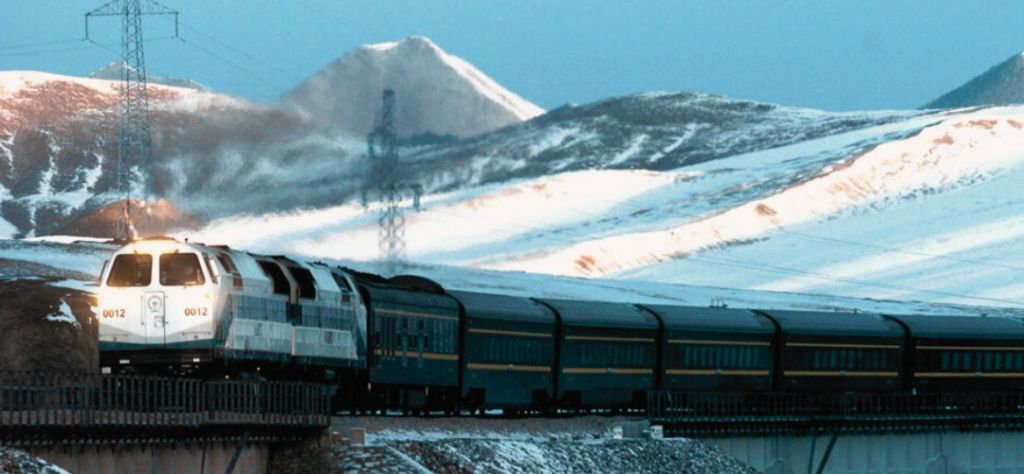 西藏之旅：从世界之巅到珠穆朗玛峰之脚